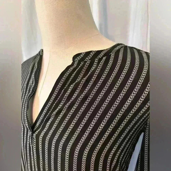 Loft Women’s Size XS Black And White Flowy Pull On V-Neck Blouse. Long Sleeve - Picture 2 of 7